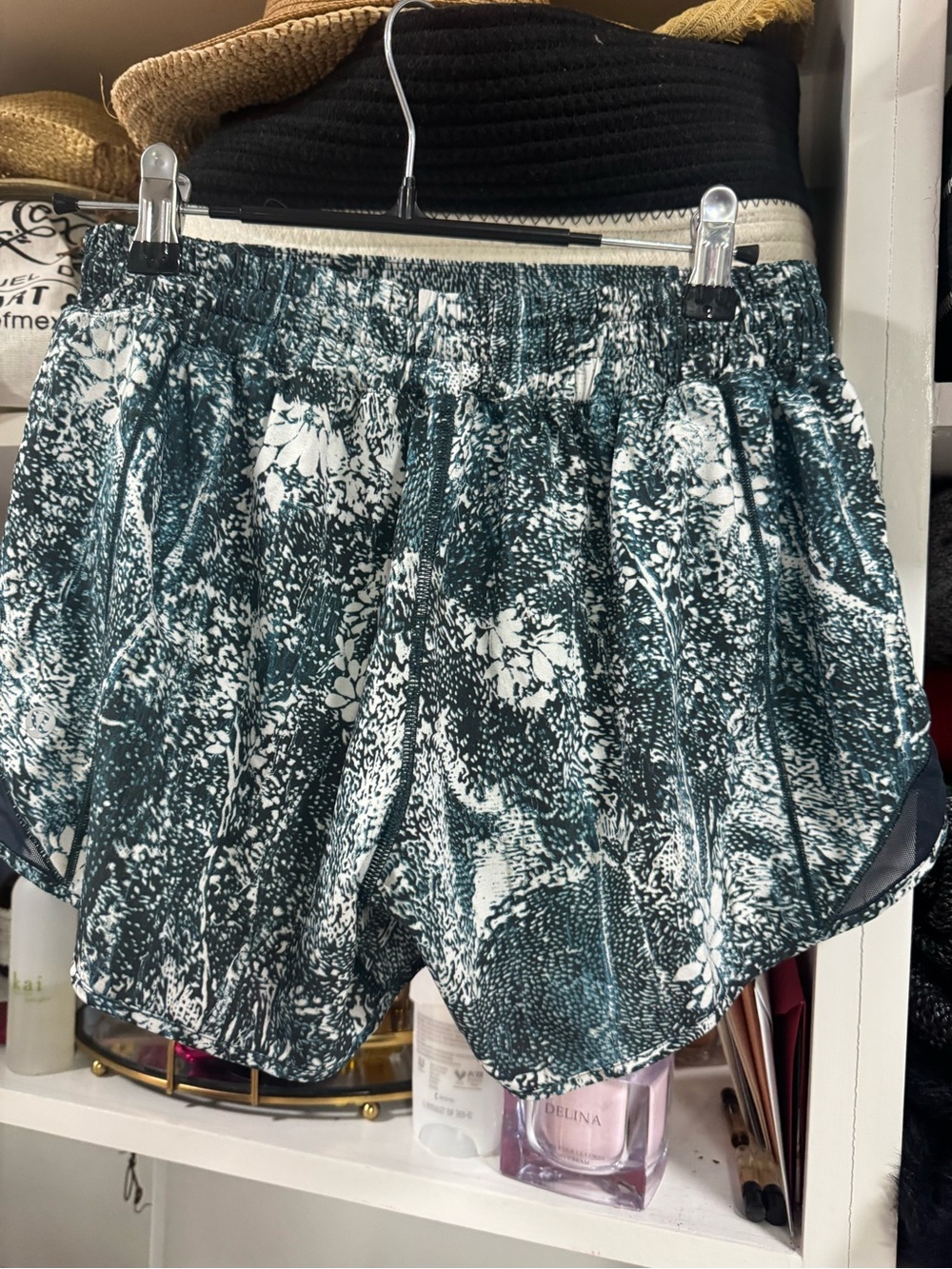 Lululemon Hotty Hot Running Shorts Size 6 | Green Floral Print | Built-In Liner - Picture 3 of 7